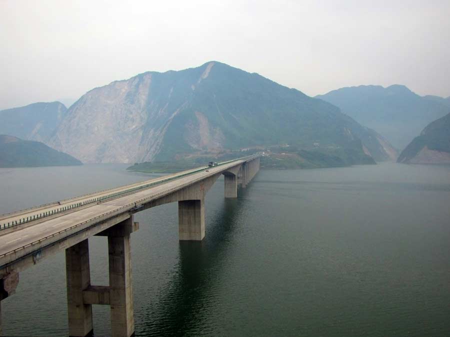 Река Миньцзян, мост через водохранилище