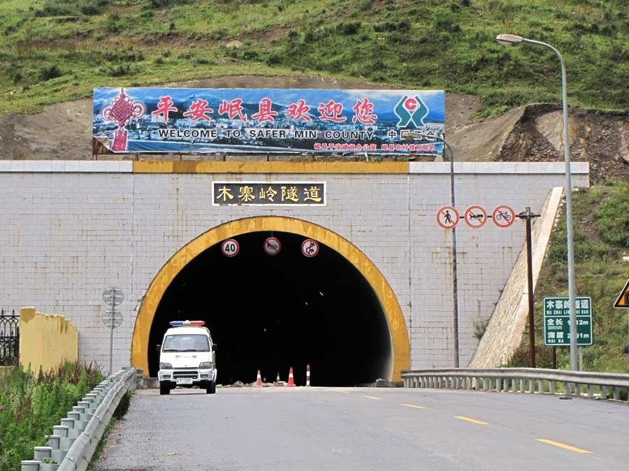 Эскорт через тоннель по дороге в Longxi 