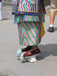 Конечно это декорация. На самом деле больше всего китайцы летом любят носить легкие удобные тапочки, в которых не жарко и их просто снять.