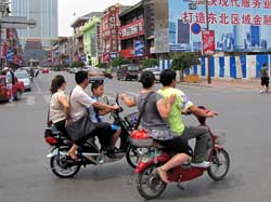 Cегодня Китай перестал быть вотчиной велосипедистов. По ощущениям, сейчас их здесь даже меньше чем в Европе. И не потому что китайцы не любят здоровый образ жизни. Просто они любят экономить, много возить, и не любят дышать городской гарью.