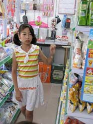 Дети часто помогают родителям содержать магазин и могут продать любой товар. И я не видел, чтобы кто-то при этом использовал кассовый аппарат или выдавал чек.