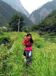 У девочки немного цыганский вид, но бегает она по тропке вдоль очень приличного родительского огорода. А вообще у тибетцев много общих черт с цыганами. А также с индейцами, а из близких нам народов - кавказцами.