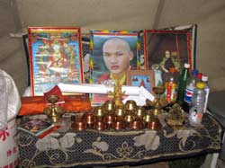 Хотя Далай-Лама сегодня не в Китае, тибетцы помнят и почитают своих лидеров.