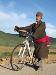 Одежда тибетцев совершенно непривычна на вид. Особенно рукава, длина которых достигает колен. В них тепло и можно много чего носить, но вряд ли удобно ездить на велосипеде.