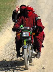 У пролетающих мимо мотоциклистов иногда совершенно бандитский вид. Особенно, если у них нет шлемов и им приходится заматывать лицо от ветра. Но несмотря на внешность, практически все они готовы приветствовать вас своим интернациональным 