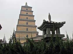 Пагода диких гусей. Очень изящное здание. Подробнее см. <a href=http://en.wikipedia.org/wiki/Giant_Wild_Goose_Pagoda>Вики</a>