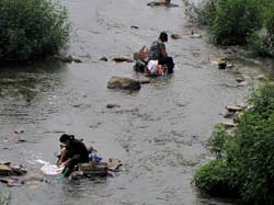 Чистота рек сохраняется только в верховьях, где в них действительно еще можно что-то выстирать. Дальше они мутнеют, грязнеют, да и сами китайцы льют в свои реки все что ни попадя.