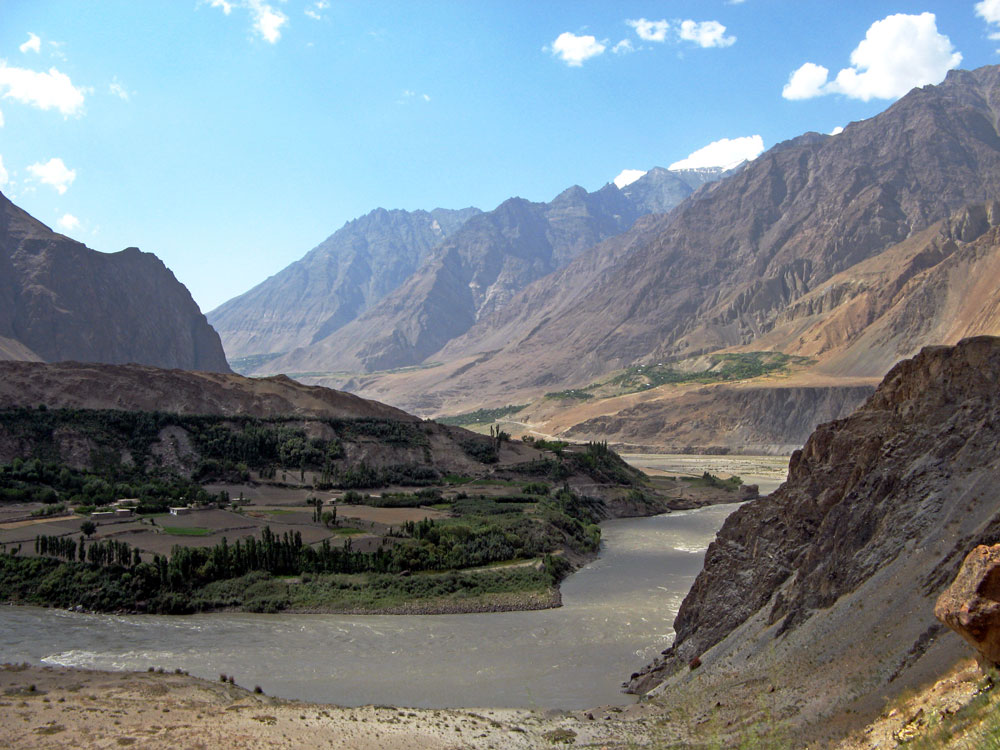 Река Пяндж: слева живут Афганцы, справа - Таджики